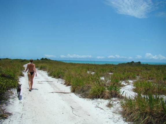 Atravessando as falésias do Espelho, em CaraÃva - BA Atravessando as falésias do Espelho, em CaraÃva - BA