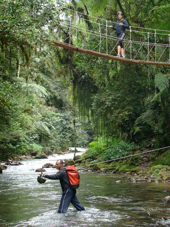 Atravessando o rio, no caminho de volta da caverna Água Suja, no PETAR