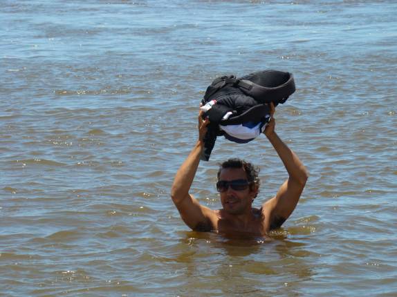 Atravessando o rio em Caraíva - BA