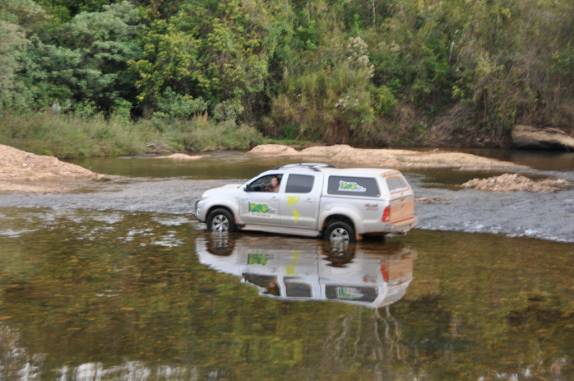 Atravessando rio com a Fiona em Delfinópolis - MG Atravessando rio com a Fiona em Delfinópolis - MG