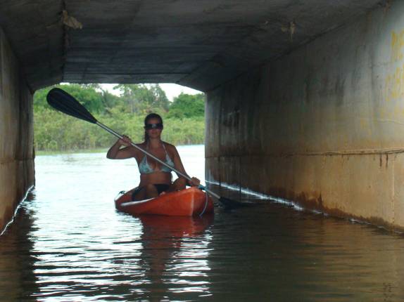 Atravessando sob a ponte do rio em Tabatinga, em Jacumã, distrito de Conde - PB Atravessando sob a ponte do rio em Tabatinga, em Jacumã, distrito de Conde - PB