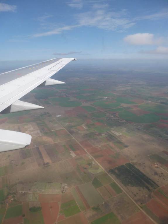 Atravessando terras cultivadas em Cuba, pouco antes de chegar à Havana Atravessando terras cultivadas em Cuba, pouco antes de chegar à Havana