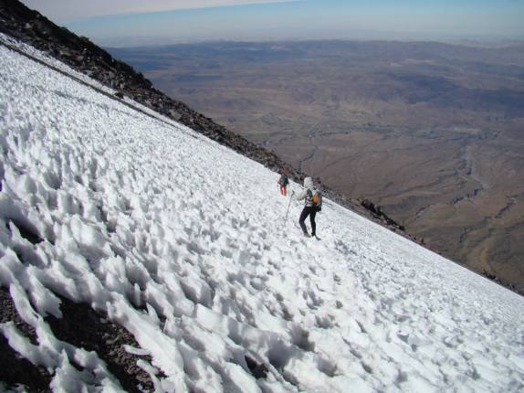 Atravessando trecho de gelo na descida do vulcão El Mistí, em Arequipa - Peru Atravessando trecho de gelo na descida do vulcão El Mistí, em Arequipa - Peru