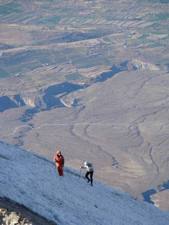 Atravessando trecho de gelo na subida do El Mistí, em Arequipa - Peru Atravessando trecho de gelo na subida do El Mistí, em Arequipa - Peru
