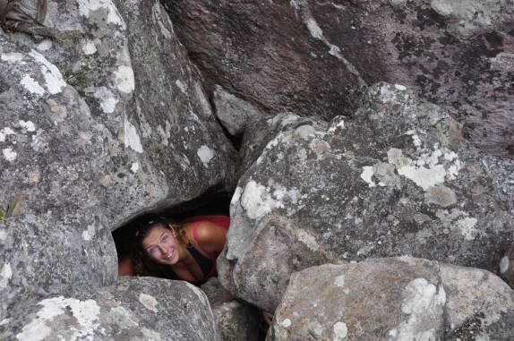 Atravessando um fenda no caminho para o Pico do Itambé, na região de Capivari - MG