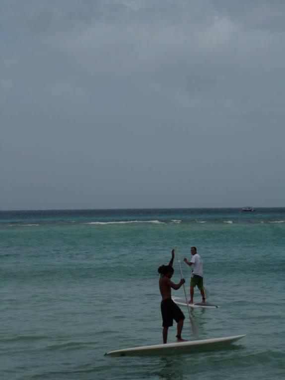 Aula de Stand-up Paddle na praia de Dover, em Barbados Aula de Stand-up Paddle na praia de Dover, em Barbados