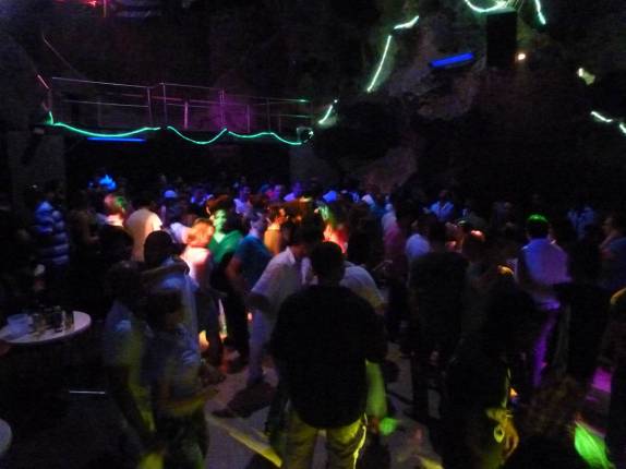 Balada em uma disco dentro de uma caverna em Trinidad, - Cuba Balada em uma disco dentro de uma caverna em Trinidad, - Cuba