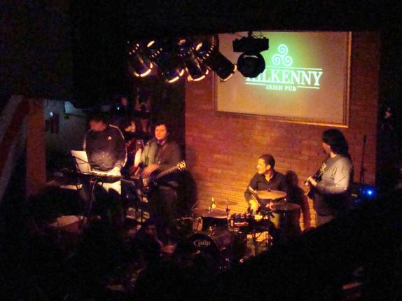 Banda cover do The Cure, em pub irlandes no Paseo Carmelita, em Asunción - Paraguai Banda cover do The Cure, em pub irlandes no Paseo Carmelita, em Asunción - Paraguai