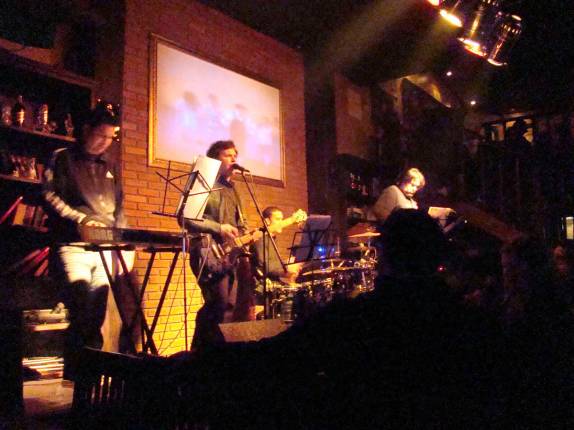 Banda cover do The Cure, em pub irlandes no Paseo Carmelita, em Asunción - Paraguai Banda cover do The Cure, em pub irlandes no Paseo Carmelita, em Asunción - Paraguai