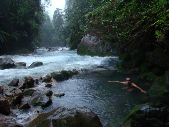 Banho em águas termais ao lado do rio gelado no Parque Nacional Tenorio, no norte da Costa Rica