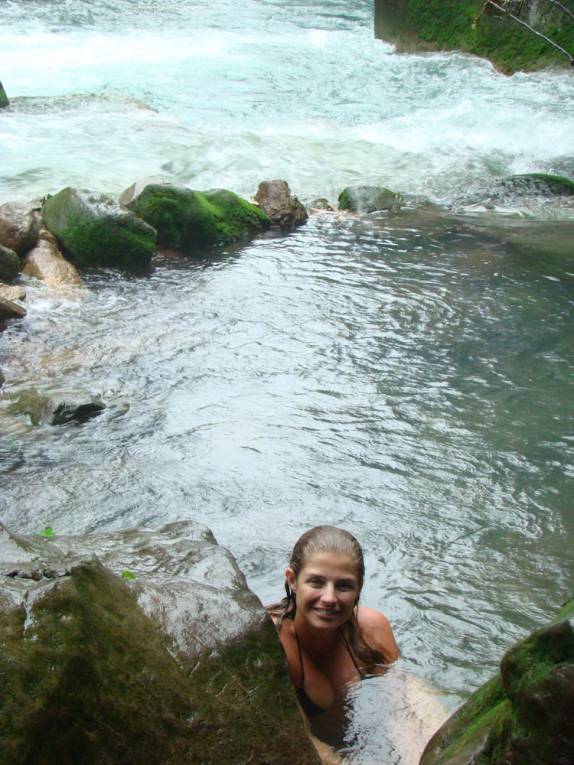 Banho em águas termais ao lado do rio gelado no Parque Nacional Tenorio, no norte da Costa Rica Banho em águas termais ao lado do rio gelado no Parque Nacional Tenorio, no norte da Costa Rica