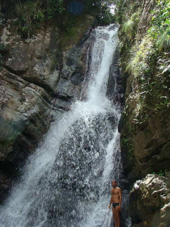 Banho na Cachoeira da Mina em El Yunque - Porto Rico Banho na Cachoeira da Mina em El Yunque - Porto Rico