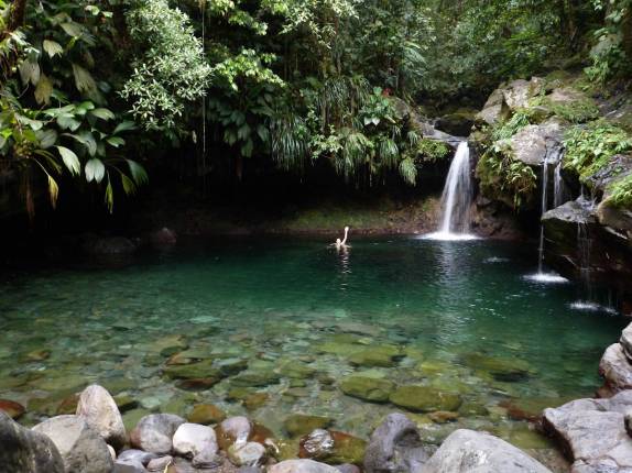 Banho refrescante na Basin Paradise, no Parque Nacional em Basse Terre, em Guadalupe, no Caribe Banho refrescante na Basin Paradise, no Parque Nacional em Basse Terre, em Guadalupe, no Caribe