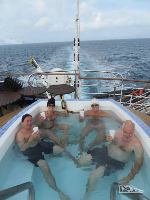 Banho relaxante de piscina ao largo de King George Island, na Antártida Banho relaxante de piscina ao largo de King George Island, na Antártida