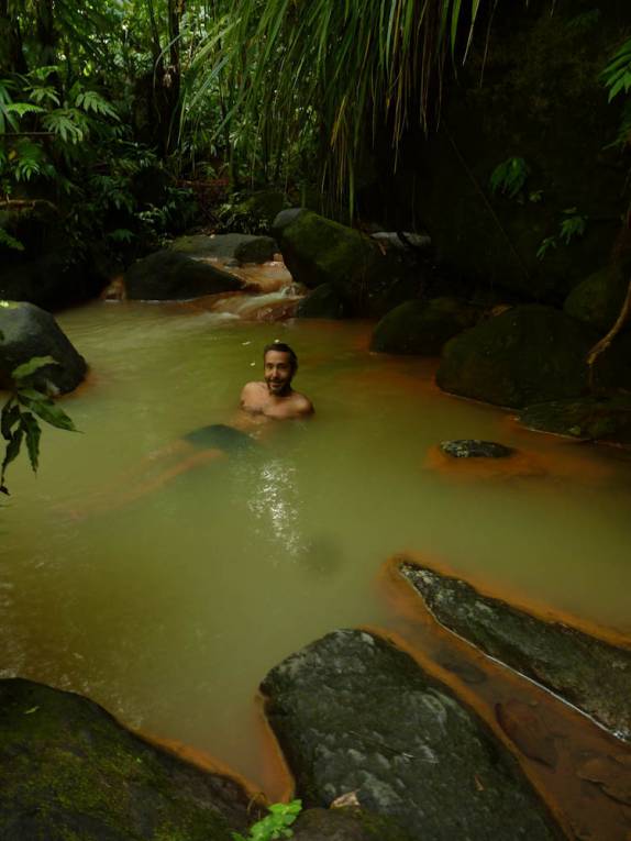 Banho relaxante em riacho com águas quentes no Trois Pitons National Park, em Dominica, no Caribe