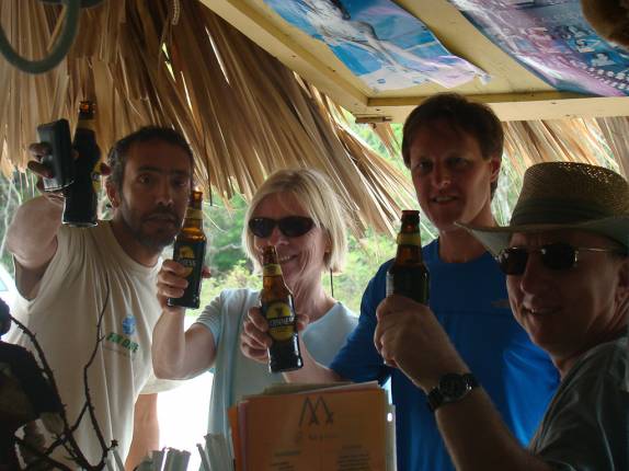 Bar na estrada em Long Island - Bahamas. O Doug é o de camisa azul Bar na estrada em Long Island - Bahamas. O Doug é o de camisa azul