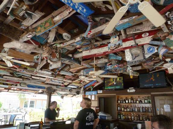 Bar repleto de placas de mergulhadores em Little Cayman, nas Ilhas Caiman