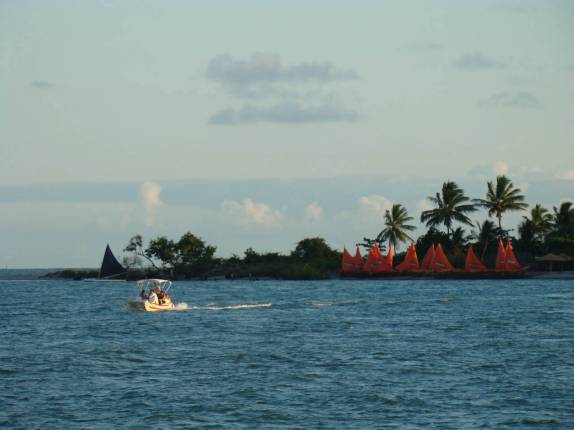 Barco leva e trás pessoas para a Coroa do Avião, em Itamaracá - PE