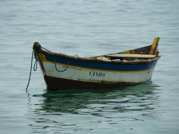 Barco na Praia João Fernandes, em Búzios - RJ Barco na Praia João Fernandes, em Búzios - RJ