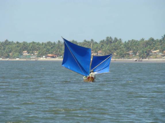 Barco à vela de pescador, durante a travessia Mangue Seco (BA) - Pontal (SE)