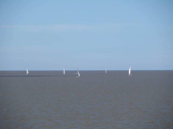 Barcos a vela no Rio da Prata, ainda perto de Buenos Aires