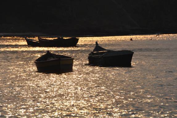 Barcos de pesca no fim de tarde na praia da Tartaruga, em Búzios - RJ Barcos de pesca no fim de tarde na praia da Tartaruga, em Búzios - RJ