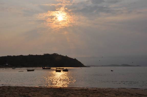 Barcos de pesca no fim de tarde na praia da Tartaruga, em Búzios - RJ Barcos de pesca no fim de tarde na praia da Tartaruga, em Búzios - RJ