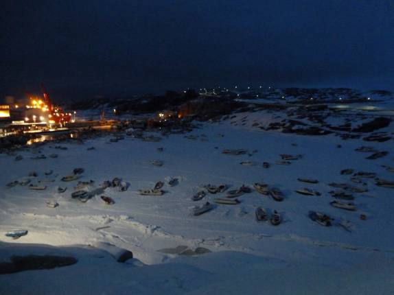 Barcos repousam sobre o gelo que tomou conta do porto de Ilulissat, na Groelândia Barcos repousam sobre o gelo que tomou conta do porto de Ilulissat, na Groelândia