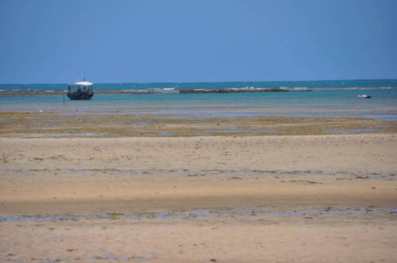 Barcos visitam as pscinas de maré baixa na praia de Moreré, na Ilha de Boipeba - BA