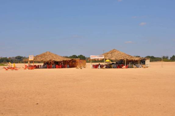 Barracas na praia do Rio São Francisco, em Januária - MG