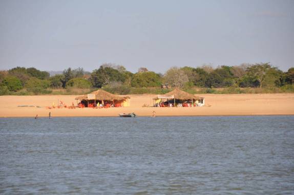 Barracas na praia do Rio São Francisco, em Januária - MG