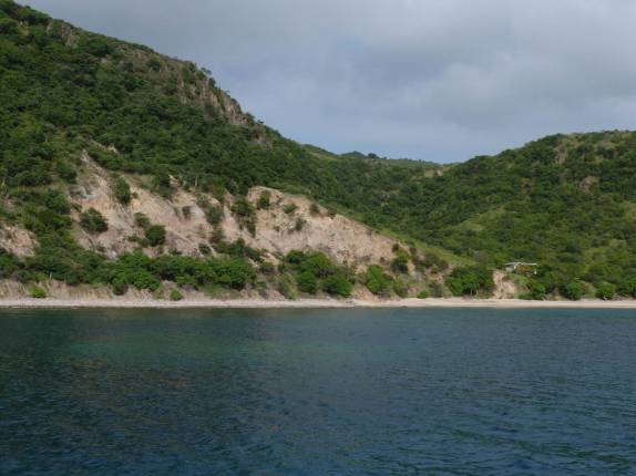 Baía de águas limpas e tranquilas, ótima para mergulho, na costa de Montserrat, no Caribe