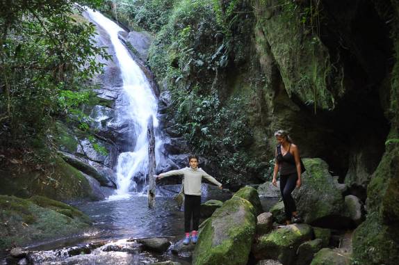 Bebel e Ana em cachoeira no Vale do Alcantilado em Mauá - RJ