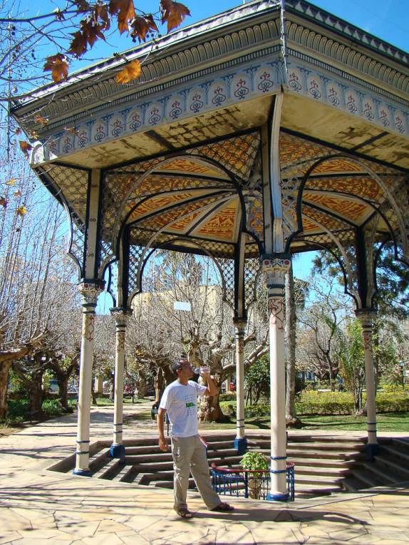 Bebendo em uma das fontes no Parque das Águas em Caxambu - MG Bebendo em uma das fontes no Parque das Águas em Caxambu - MG