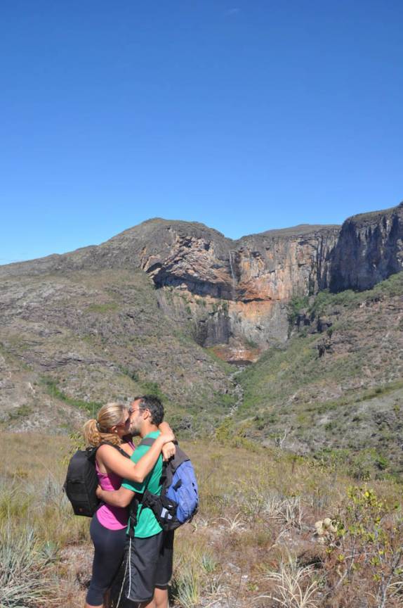 Beijo inspirado pela Cachoeira do Tabuleiro, no Parque Estadual da Serra do Intendente, em Tabuleiro - MG Beijo inspirado pela Cachoeira do Tabuleiro, no Parque Estadual da Serra do Intendente, em Tabuleiro - MG