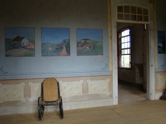 Bela decoração em uma sala do casarão da fazenda Serra das Bicas em Carrancas - MG