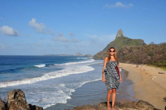 Bela paisagem com o Morro do Pico ao fundo, em Fernando de Noronha - PE