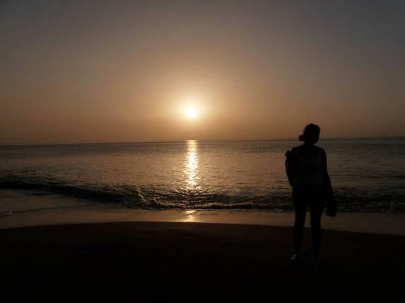 Belo entardecer na praia de Woodland, em Montserrat, no Caribe Belo entardecer na praia de Woodland, em Montserrat, no Caribe