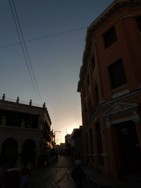 Belo fim de tarde nas ruas do charmoso centro histórico de Camaguey, em Cuba Belo fim de tarde nas ruas do charmoso centro histórico de Camaguey, em Cuba