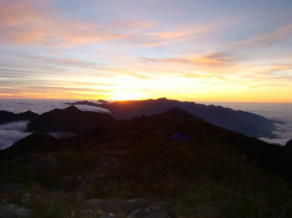 Belíssimo nascer-do-sol a 2.800 m de altitude no topo da Pedra da Mina em Passa Quatro - MG Belíssimo nascer-do-sol a 2.800 m de altitude no topo da Pedra da Mina em Passa Quatro - MG