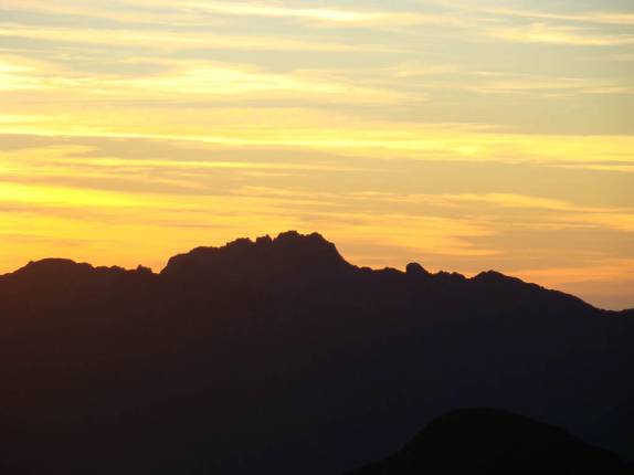 Belíssimo nascer-do-sol a 2.800 m de altitude no topo da Pedra da Mina em Passa Quatro - MG Belíssimo nascer-do-sol a 2.800 m de altitude no topo da Pedra da Mina em Passa Quatro - MG