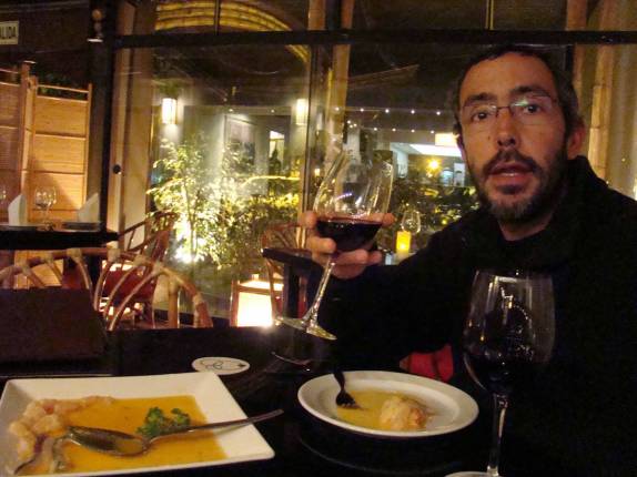 Bom vinho e saborosa comida em jantar chique em Lima, capital do Peru Bom vinho e saborosa comida em jantar chique em Lima, capital do Peru