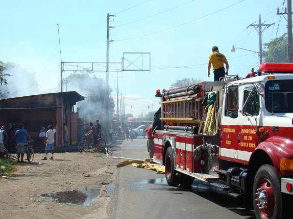 Bombeiros apagam incêndio pouco antes do ferry para a península de Nicoya, no litoral Pacífico da Costa Rica Bombeiros apagam incêndio pouco antes do ferry para a península de Nicoya, no litoral Pacífico da Costa Rica