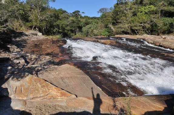Brincando com a própria sombra no fim de tarde em cachoeira em Carrancas - MG