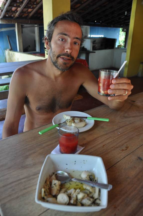 Brinde à Dona Nilza, com a refeição de seus sonhos (no restaurante do Nildo, na ilha Veneza, na Baía de Camamu - BA) Brinde à Dona Nilza, com a refeição de seus sonhos (no restaurante do Nildo, na ilha Veneza, na Baía de Camamu - BA)