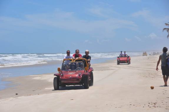 Bugues carregados de turistas chegam em Mangue Seco - BA