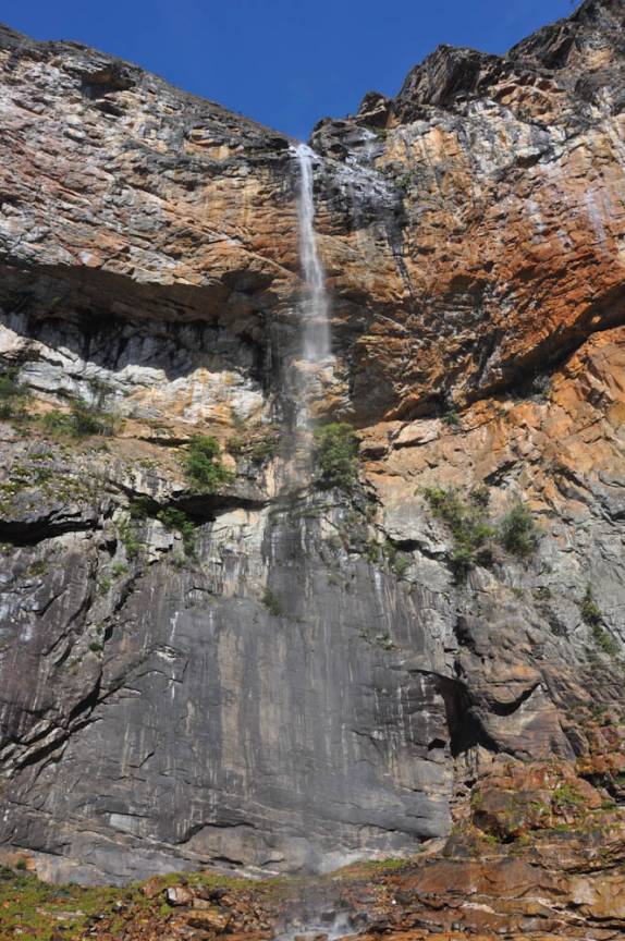 Cachoeira do Tabuleiro vista por baixo, no Parque Estadual da Serra do Intendente, em Tabuleiro - MG Cachoeira do Tabuleiro vista por baixo, no Parque Estadual da Serra do Intendente, em Tabuleiro - MG