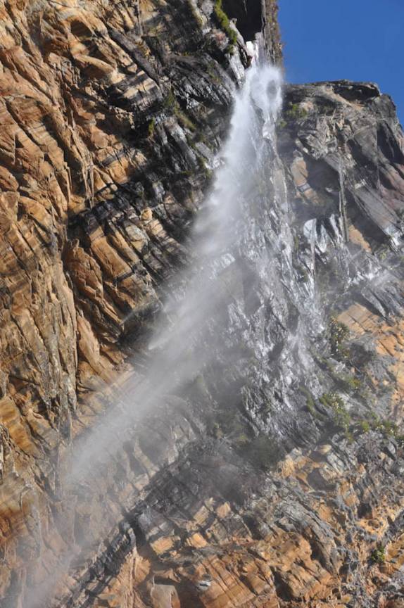 Cachoeira do Tabuleiro vista por baixo, no Parque Estadual da Serra do Intendente, em Tabuleiro - MG Cachoeira do Tabuleiro vista por baixo, no Parque Estadual da Serra do Intendente, em Tabuleiro - MG