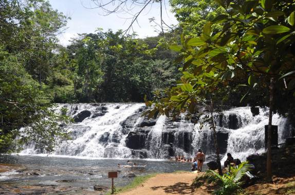 Cachoeira do Tijuípe, movimentada num feriado, em Itacaré - BA Cachoeira do Tijuípe, movimentada num feriado, em Itacaré - BA