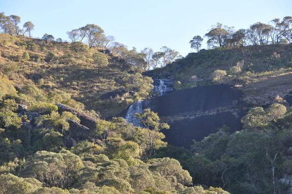 Cachoeira na descida do Pico do Papagaio no Vale do Matutu - MG